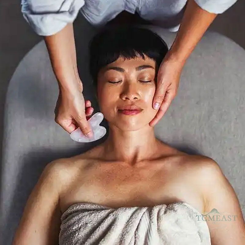 刮痧入门:工具、手法与皮肤益处